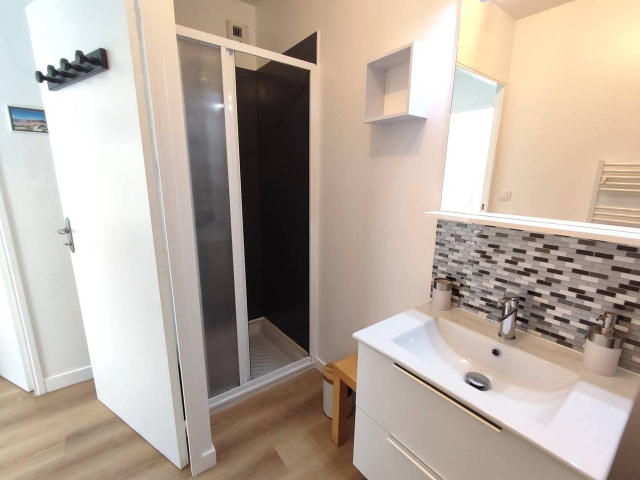 Entire apartment, Modern Apartment with Wifi, Terrace, and Garden near Pors Mabo Beach in Trébeurden in Trébeurden, Pink Granite Coast