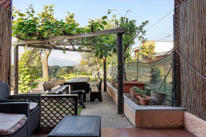 Estúdio inteiro, Apartamento 'Casa Arianna' com Vista Montanha, Jardim Privado e Wi-Fi in Laveno-Mombello, Lago Maggiore (Lombardia)