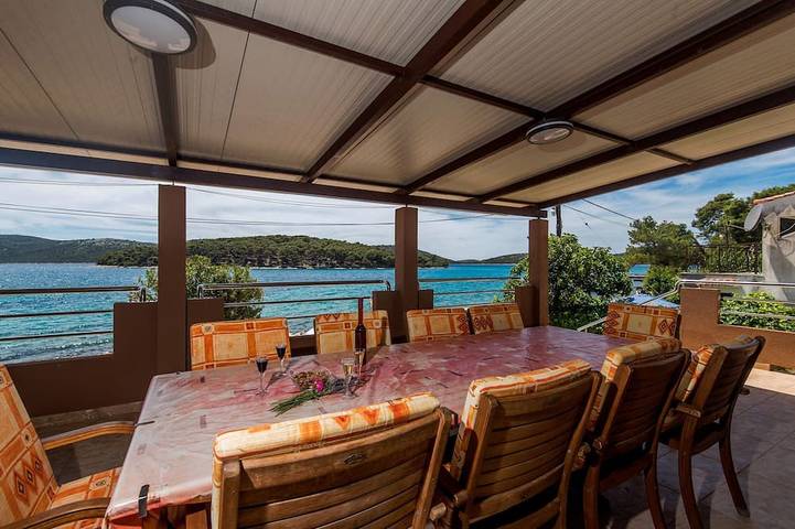 Ferienhaus für 8 Personen, mit Balkon und Terrasse in Brgulje