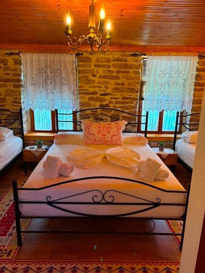 Chambre d’hôte pour 3 personnes, avec terrasse et vue dans Gjirokastër - 2
