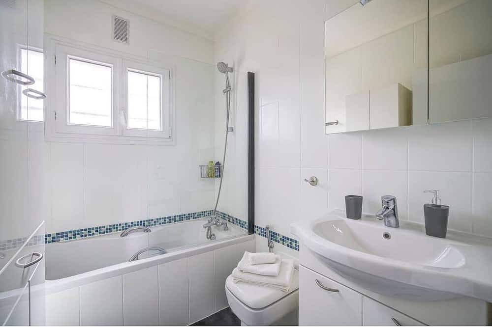 Hel lägenhet, Spacious 2 Bedroom, Heart of Beaulieu w Parking in Beaulieu-sur-Mer, Nice region