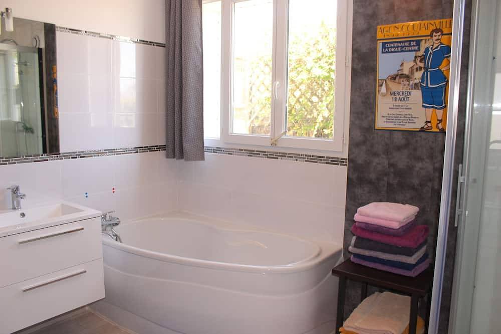 Villa de 3 estrellas en el segundo jardín cerrado frente al mar y playa y estacionamiento privado in Agon-Coutainville, Coutances y alrededores
