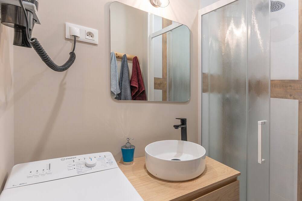 Entire apartment, Apartment '106 - Cosy T2' with Wi-Fi and Air Conditioning in Bourg-Saint-Andéol, Privas