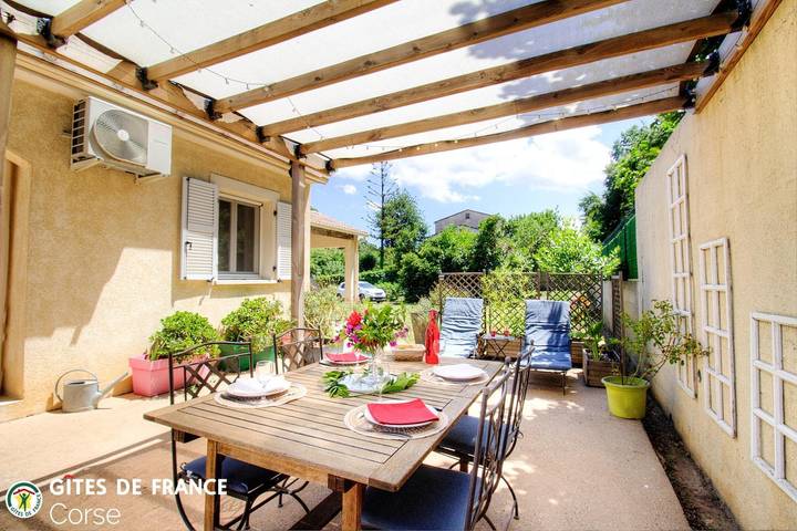 Gîte pour 4 personnes, avec Terrasse ainsi que Jardin et Vue