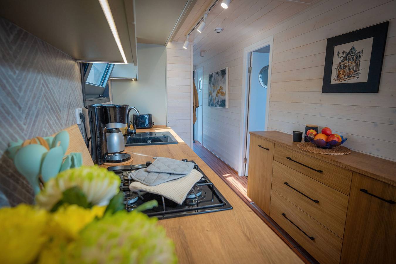 Floatinghouse Aquila Woma D13 – Modernes Hausboot für 6 Personen am Röblinsee in Röblinsee, Fürstenberg/Havel