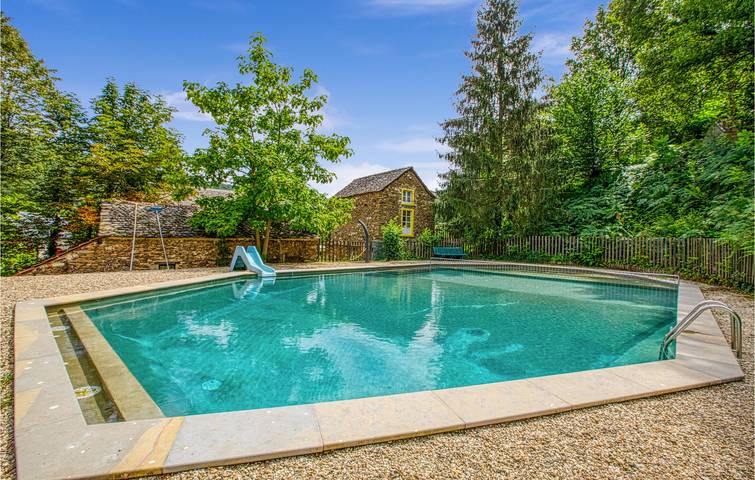 Apartamento vacacional entero, Refugio de vacaciones: ¡Piscina, Jardín, Internet cerca de la ciudad! in Saint-Affrique, Parc naturel régional des Grands Causses