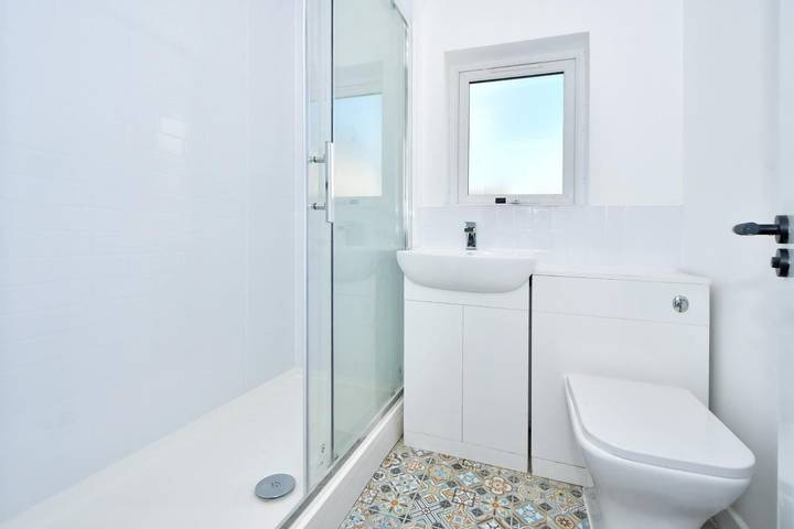 Spacious Home Sleeps 6 with Parking in Stoke-on-Trent, Midlands