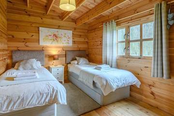 Cabin for 6 Guests in Sherwood Forest, Nottinghamshire, Picture 3