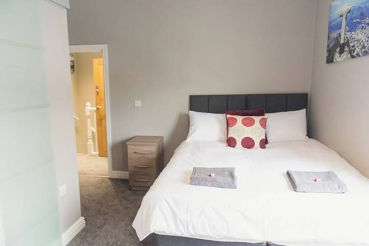 Modern Town Centre House w/ En-Suites & Fast WiFi in Tamworth (Reino Unido), Staffordshire
