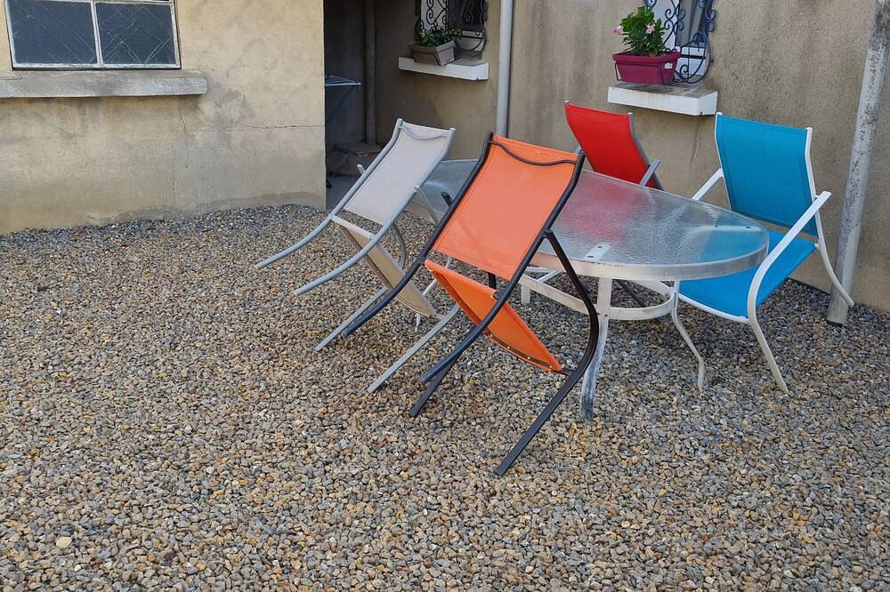 Entire apartment, Separate one-bedroom apartment with free car parking in front of the studio in Carcassonne, Carcassonne region