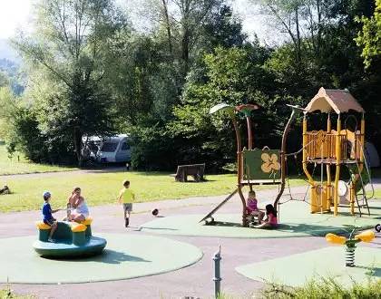 Mobil Home Confort + 4 estancias para 6 personas Climatizado in Matafelon-Granges, Nantua