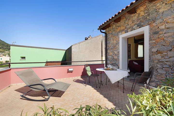 Entire studio, Studio Apartment 'Melograno Agriturismo La Ferla' with Wi-Fi and Air Conditioning in Toirano, Riviera di Ponente