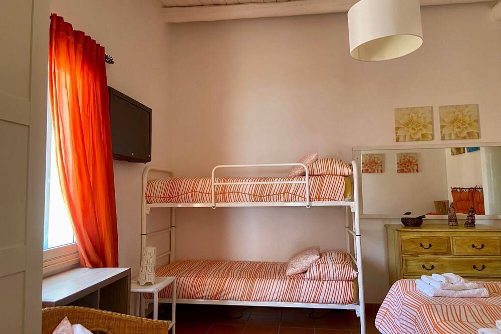 Casa Mare Holiday, with private terrace and view of Pozzallo harbor in Pozzallo, Province de Ragusa