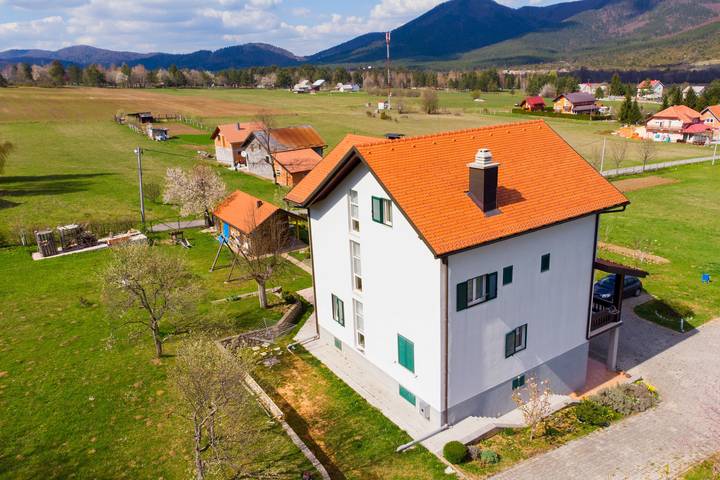Apartamento entero, Apartamento de vacaciones para 5 personas con balcón in Rudanovac, Condado de Lika-Senj