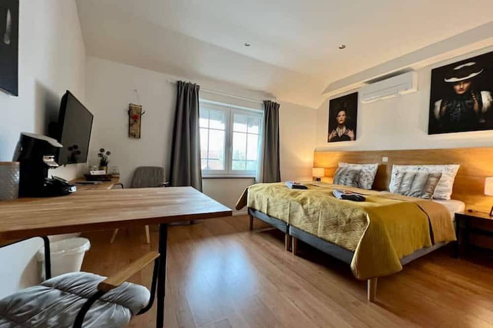 Ganze Wohnung, Schönes Doppelzimmer-Studio mit eigenem Bad *Rheinnähe* in Kehl, Mittlerer Schwarzwald