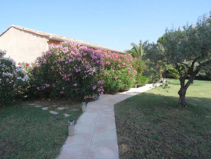 Chambre d’hôte pour 2 personnes, avec Terrasse ainsi que Jardin et Vue à Grimaud