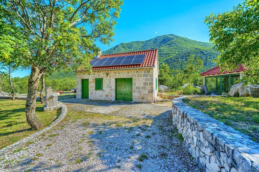 Villa Roglić im dalmatinischen Hinterland mit privatem Pool, Tennis-, Boccia- und Golfplatz in Zagvozd, Makarska Riviera