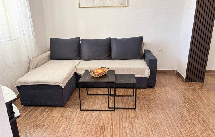 Ganze Ferienwohnung, Charmantes Apartment mit Meerblick, WLAN und Parkplatz, 1,5 km von der Küste entfernt in Lukovo Šugarje, Naturpark Velebit