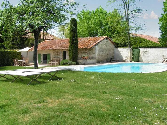 Gîte pour 8 personnes, avec piscine à Bellon