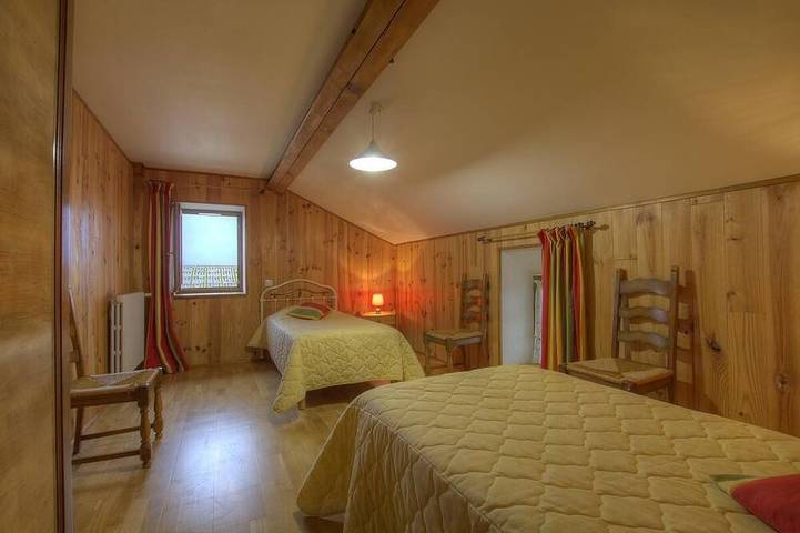 Gîte pour 6 personnes, avec jardin à Chazey-sur-Ain - 4