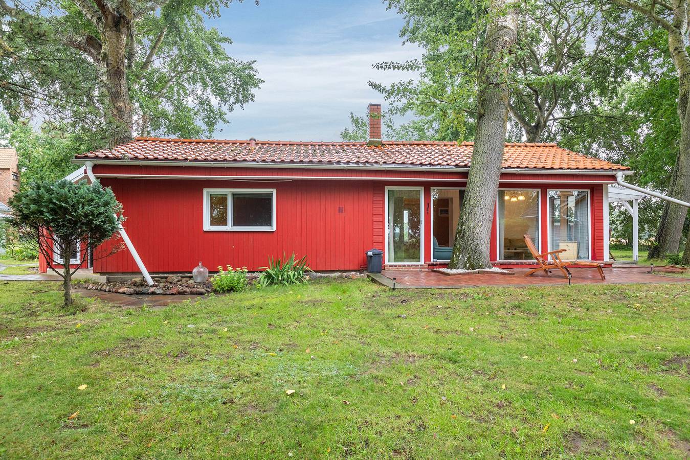 Ferienhaus 'Rotes Haus' mit privater Terrasse, Garten und Wlan in Suhrendorf, Ummanz