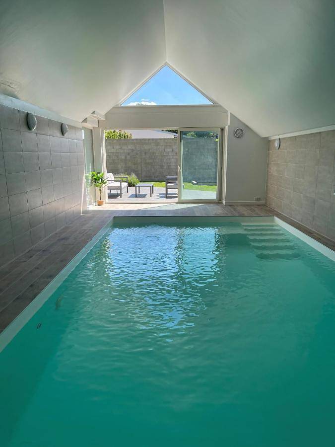 Location de vacances pour 14 personnes, avec Terrasse et Jardin ainsi que Piscine et Vue dans Pomacle