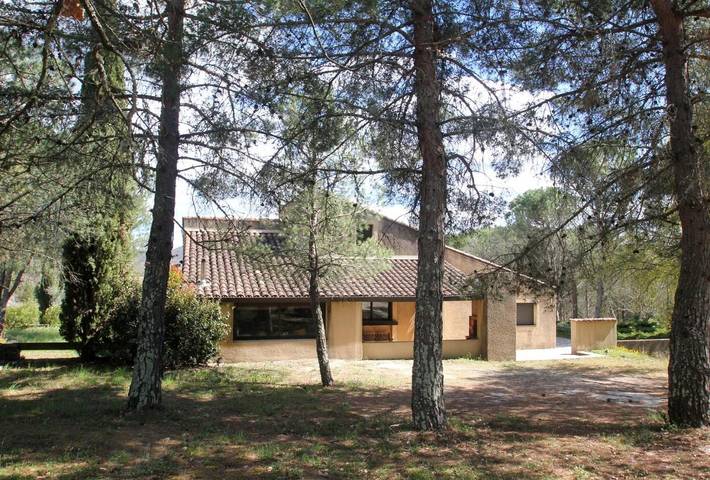 Vakantiehuis voor 8 personen, with Balkon and Terras as well as Tuin and Zwembad in Chauzon