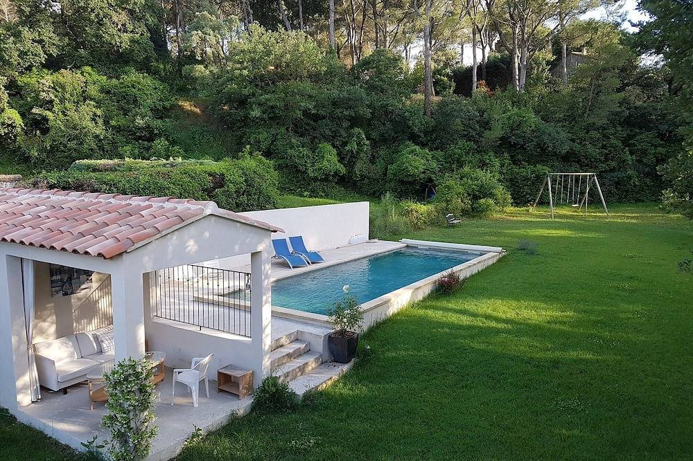 Fabuloso: Casa, jardín con sol + sombra, gran piscina, cerca del pueblo. in Pernes-les-Fontaines, Parque natural regional del Mont Ventoux