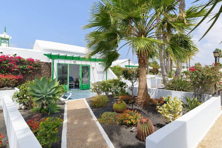 Ganze Wohnung, Ferienwohnung 'Jardin Del Sol 12' mit Bergblick, Gemeinschaftspool und Wlan in Playa Blanca, Yaiza