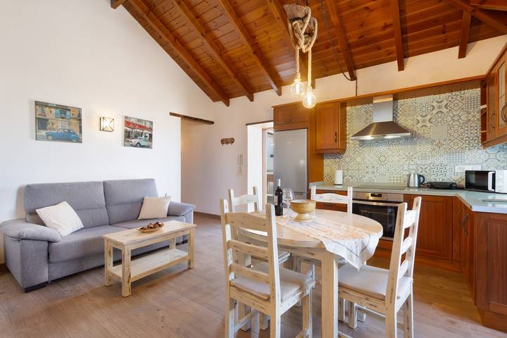 Vacation Home 'Volcán 18' with Sea View, Private Terrace and Wi-Fi in Tanque Alto, El Tanque