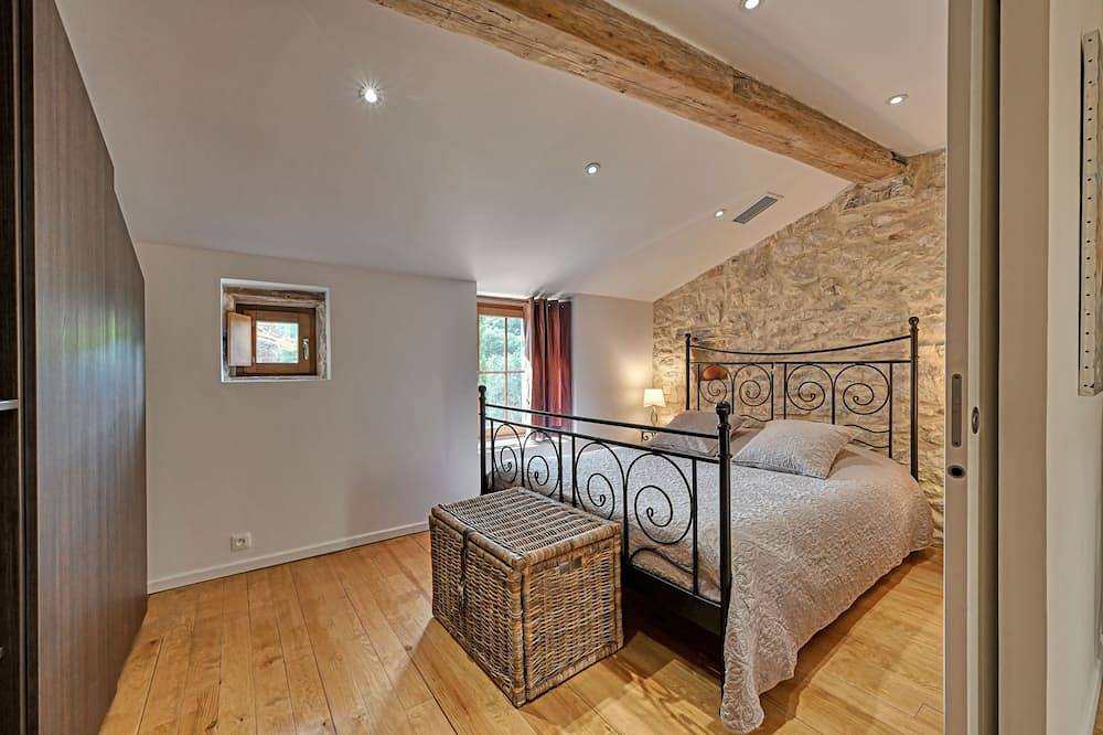 Ein schönes altes Steinhaus von 270 m2 und 3 Terrassen mit Blick auf bewaldete Hügel. in La Roque-sur-Cèze, Nimes und Umgebung