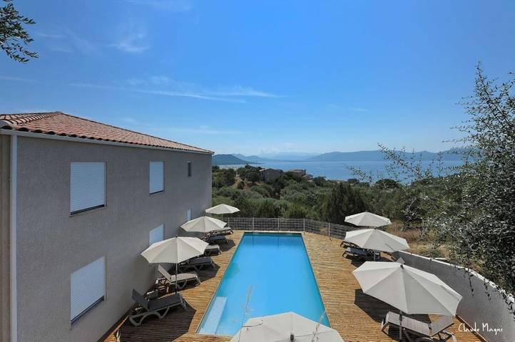 Ferienwohnung für 7 Personen, mit Terrasse und Pool sowie Ausblick in Porto Pollo (Korsika)