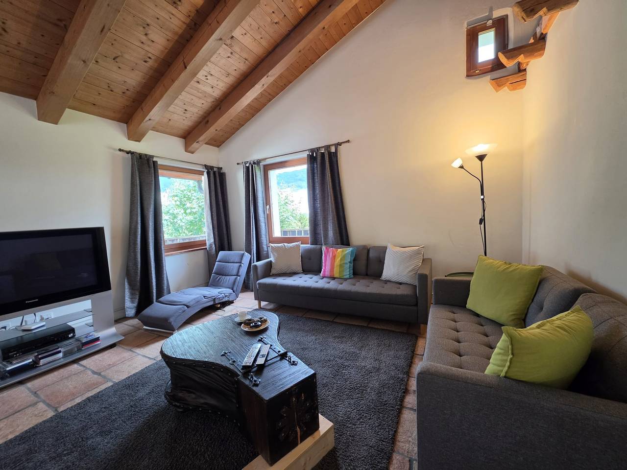 Ganze Wohnung, Chasa La Tschuffa: Exklusives Haus mit 4.5-Zimmer Maisonette am Fusse des Schloss Tarasp in Tarasp, Unterengadin