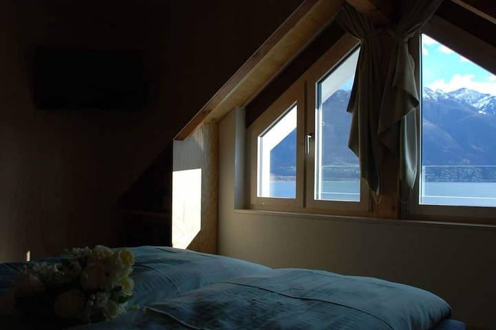Alleinstehendes Ferienhaus mit Klimaanlage,  W-Lan, Tv, Innenhof, Haustiere erlaubt, Panoramablick in Minusio, Tessiner Alpen