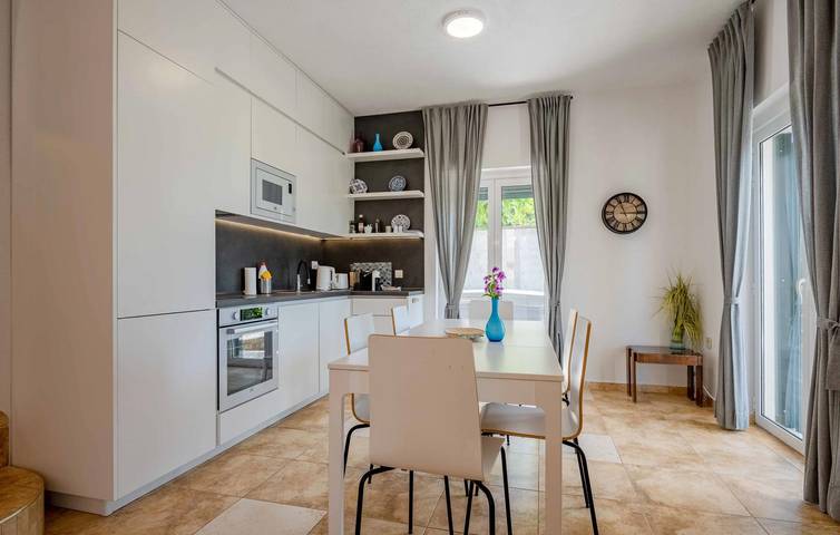 Apartamento vacacional entero, Apartamento de vacaciones para 4 personas con terraza in Municipio de Kotor
