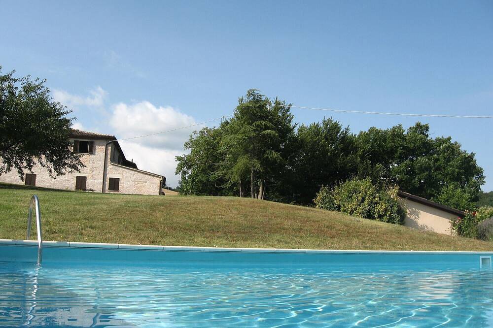 Ganze Wohnung, Lovely panorama, pool and valley view, equipped with kitchenette. in Cagli, Valle del Metauro