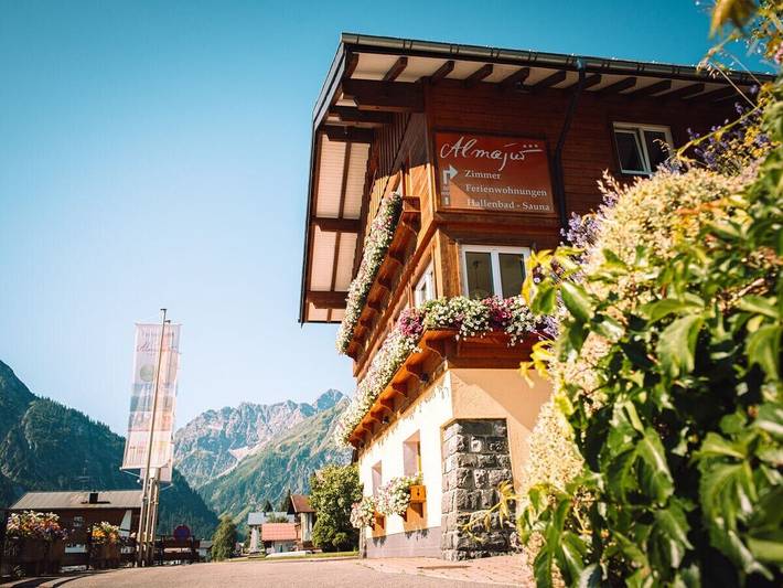 Ferienhaus für 4 Personen, mit Balkon/Terrasse und Balkon sowie Terrasse und Garten im Kleinwalsertal - 2