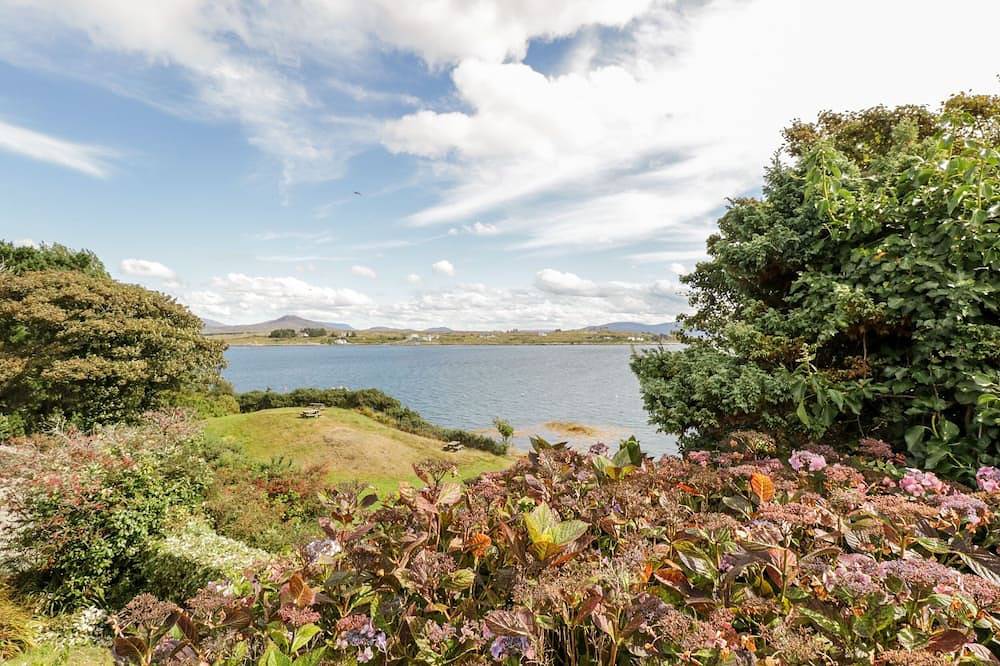 Sea Watch House, pet friendly in Roundstone, County Galway in Roundstone, Connemara