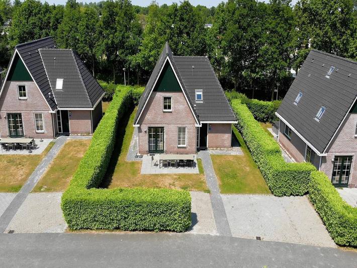 Ferienhaus für 10 Personen, mit Whirlpool und Sauna sowie Terrasse und Garten in Makkum