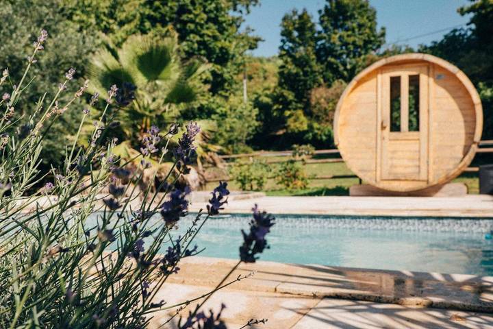 Location de vacances pour 3 personnes, avec jardin et piscine ainsi que jacuzzi et sauna à Anjou