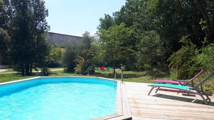 Gîte pour 4 personnes, avec jardin ainsi que terrasse et piscine à Loriol-du-Comtat