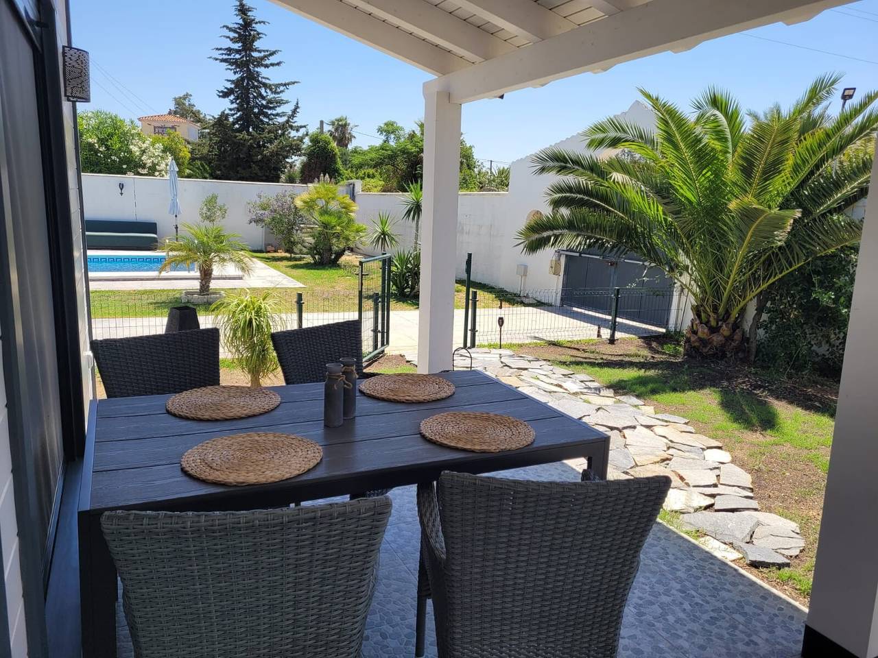 Holiday Home 'La Casita' with Shared Pool, Wi-Fi and Air Conditioning in Chiclana de la Frontera, Costa de la Luz