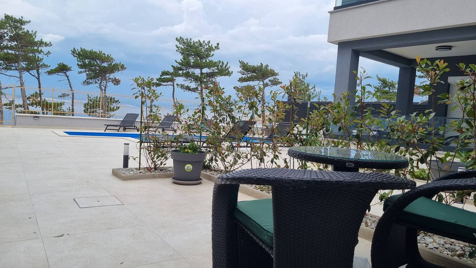 Ganze Wohnung, Luxusapartment Punta Silo - Studio, 30 m vom Meer, Meerblick, Swimmingpool, Außendusche, Smart-Tv, Waschraum, privater Parkplatz in Silo (Krk), Krk