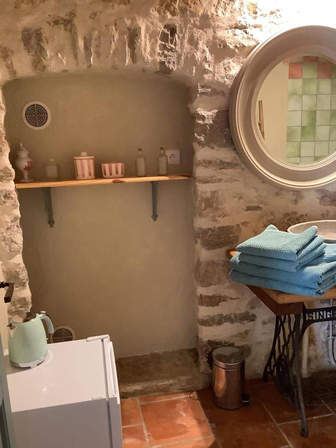Location de vacances pour 2 personnes, avec jardin et terrasse ainsi que vue et piscine, animaux acceptés à Taradeau - 3
