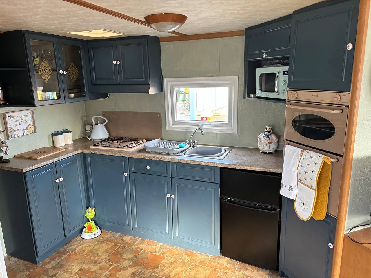 2 Bed Caravan - Sleeps 6 - Dogs - Parking - Wifi in Ingoldmells, Lincolnshire