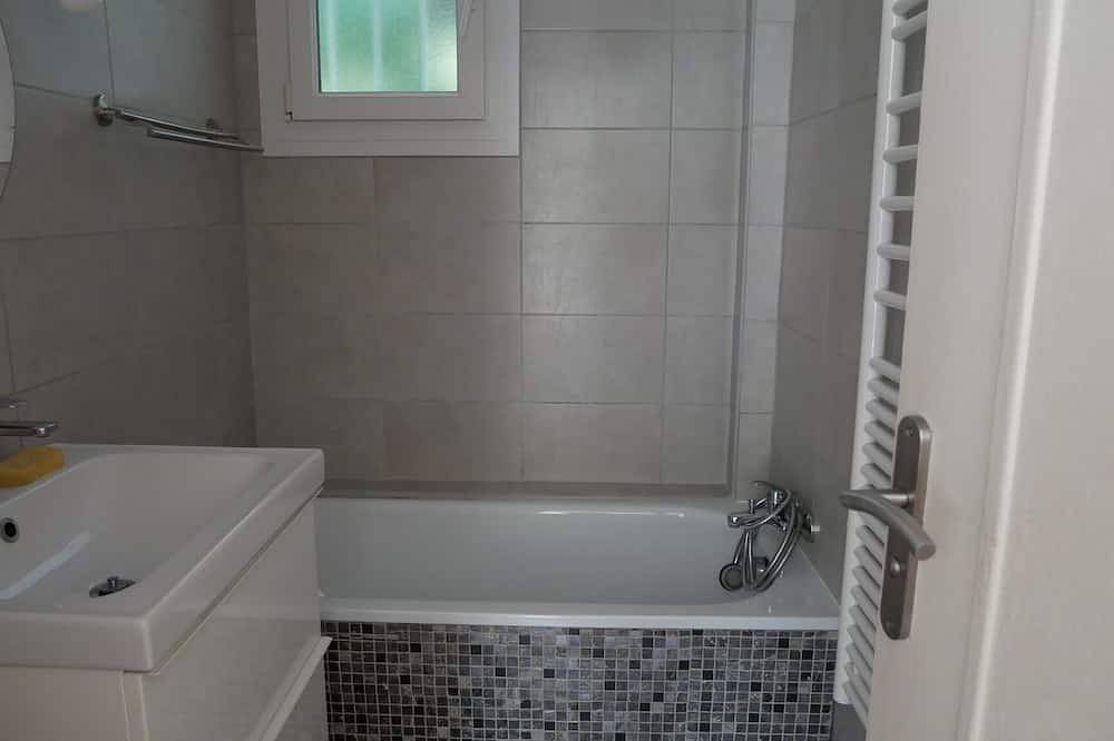 Appartement entier, Cassis , F2 4 Personnes , Terrasse, Parking, Plage et Port à Pied in Cassis, Parc national des Calanques