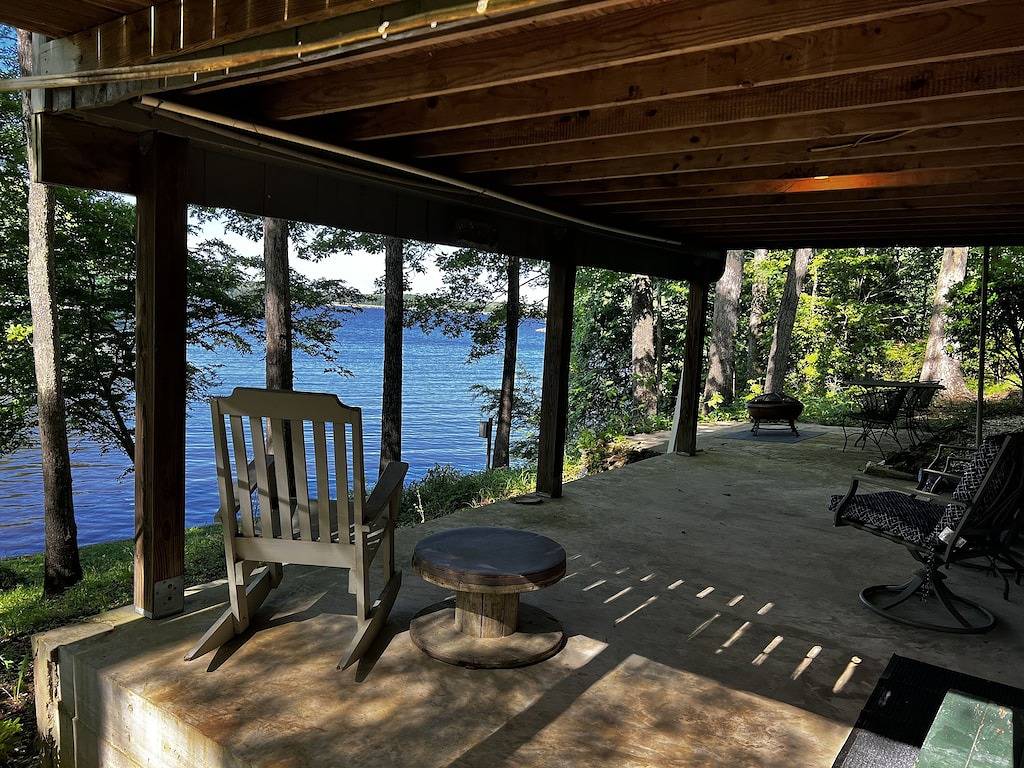 Cozy Cabin with Screened Porch and Fishing Dock on Lake D'Arbonne in Union Parish