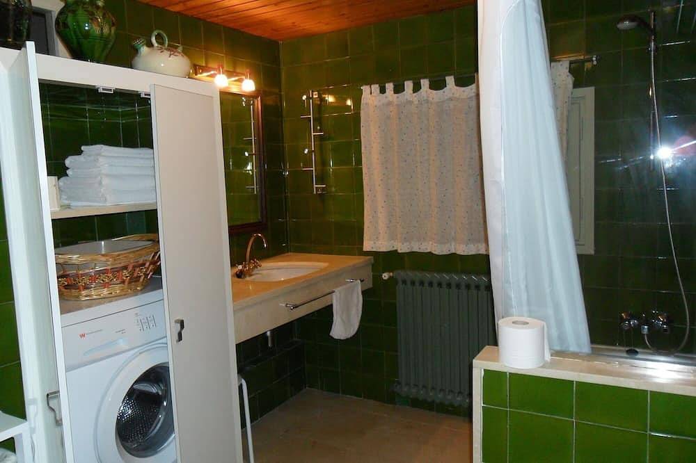 Entire apartment, House in rural area with garden, 10 minutes from the center of Girona. in Girona, Gironès