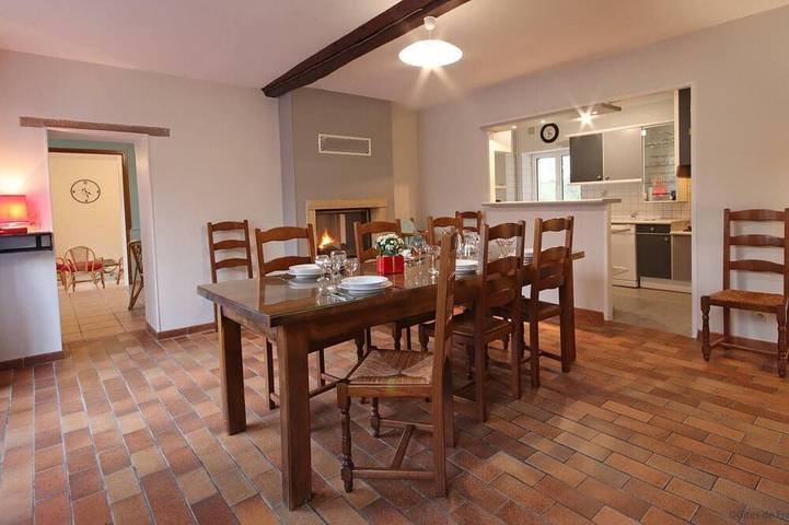 Gîte pour 12 personnes, avec terrasse et jardin à La Mesnière