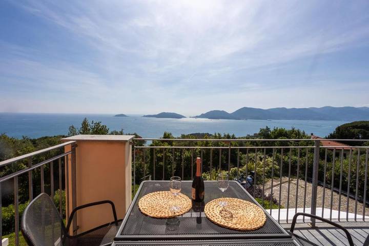 Ferienwohnung für 6 Personen, mit Terrasse und Garten sowie Pool und Ausblick